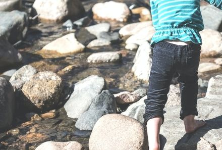 Schweden Familienreise - Schweden for family - Polarkreis - Kind am Wasser - Wanderung