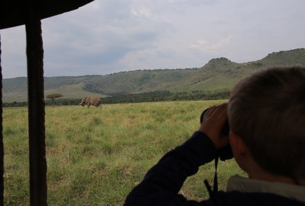 Kenia Familienreise - Kenia for family individuell - Masai Mara & Strand - Masai Mara - Kind beobachtet Elefant mit Fernglas