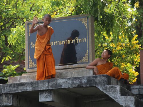 Thailand Rundreise mit Kindern - Kinder im buddhistischen Mönchsgewand