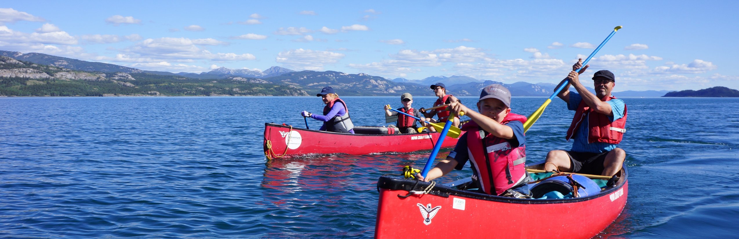 Kanu Urlaub mit Kindern - Familienurlaub im Kanu - Kids im Kanu auf dem See