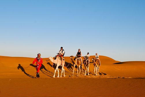 Marokko for family individuell - Erfahrungen mit Kindern in Marokko - Sonnenuntergang Wüste Dromedare Ausflug