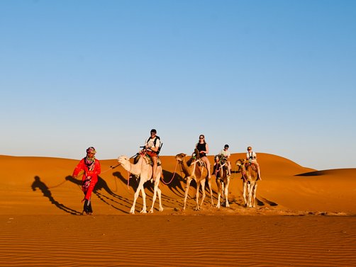 Marokko for family individuell - Erfahrungen mit Kindern in Marokko - Sonnenuntergang Wüste Dromedare Ausflug