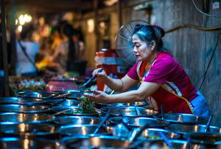 Laos und Vietnam Familienreise - Laos und Vietnam Reise mit Kindern - Einheimische auf dem Nachtmarkt