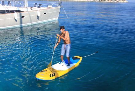 Familienreise Kroatien - Kroatien for family - Segelreise - Mann beim Stand up paddeling