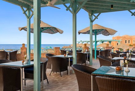 Familienreise Ägypten - Ägypten for family - Radisson Blu Resort El Quesier - Bar am Meer