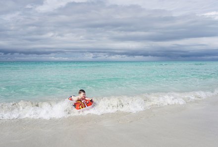For Family Reisen - Reiseziele 2024 - Kuba - Varadero - Kind im Wasser