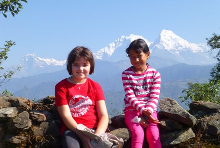 Nepal Familienreise - Nepal mit Kindern - Kinder vor dem Annapura Massiv