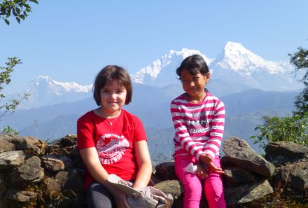 Nepal Familienreise - Kinder vor dem Annapura Massiv
