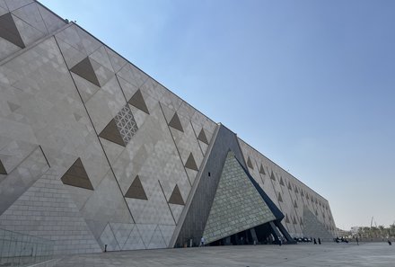Familienreise Ägypten - Ägypten for family - Grand Egyptian Museum - Eingang von weitem