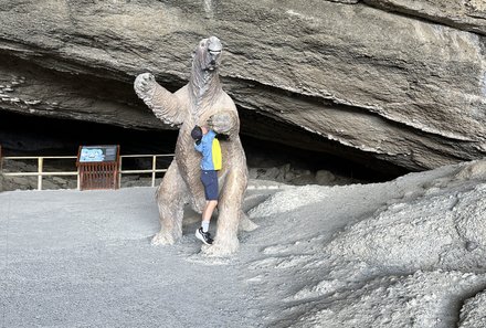 Patagonien Family & Teens - Asado - Kind mit Bärenstatue