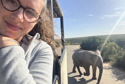 Safari Afrika mit Kindern - Safari Urlaub mit Kindern - beste Safari-Gebiete - Addo Elephant Nationalpark - Mädchen im Jeep bei Elefant