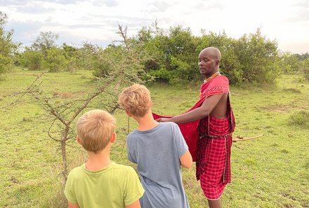 Kenia Familienreise - Kenia for family individuell - Masai Mara & Strand - Kids beim Morning Walk - Massai zeigt Pflanze