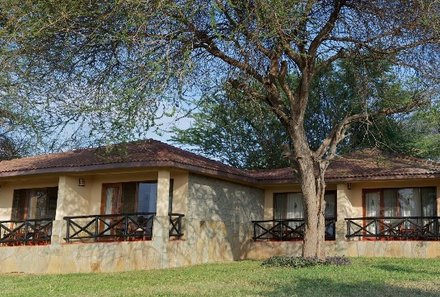 Kenia Familienreise - Kenia for family - Tsavo Ost Nationalpark - Ashnil Aruba Lodge - Außenansicht