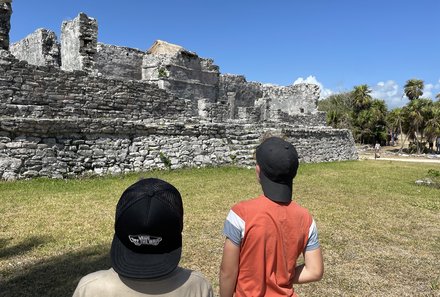 Mexiko mit Kindern - Mexiko Urlaub mit Kindern - Jungs schauen auf Ruinen von Tulum