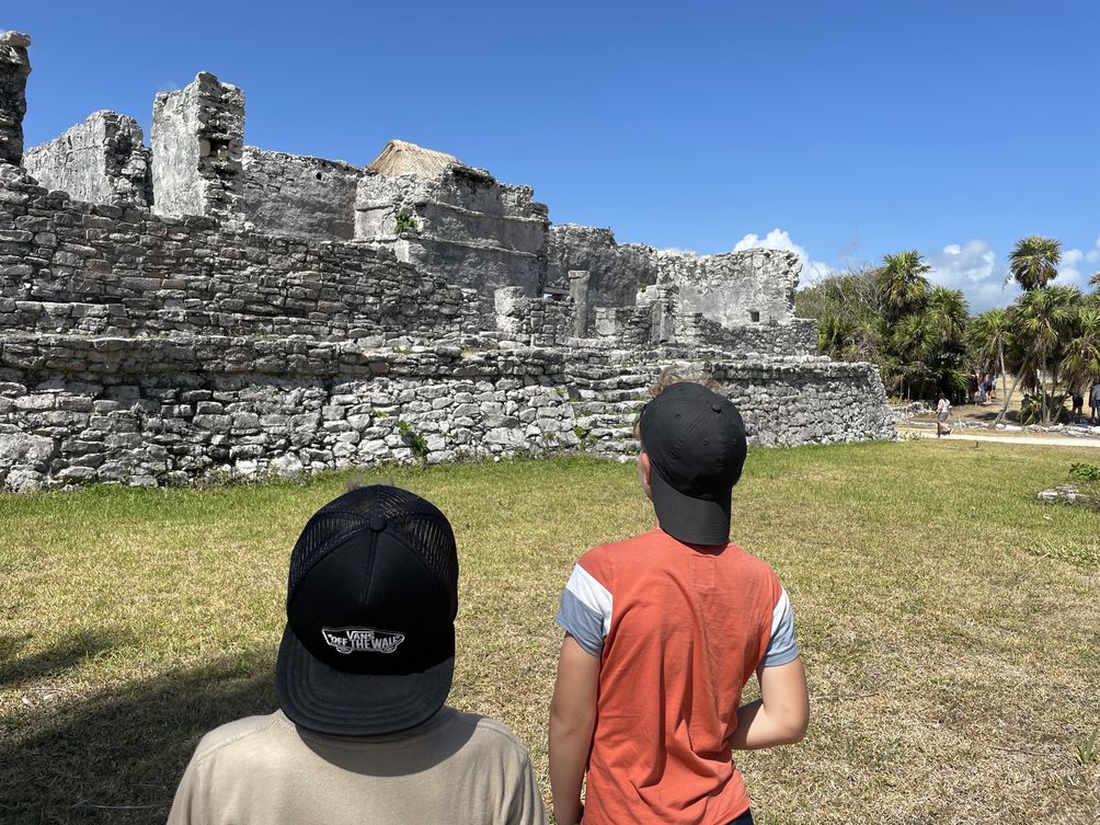 Familienurlaub Mexiko Yucatán - Erfahrungen Mexiko mit Kindern - Kinder vor den Ruinen von Tulum