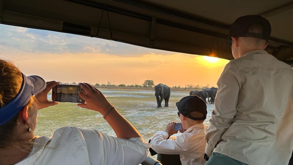 Botswana mit Kindern - Nadja Albrecht auf Jeep-Safari mit ihren Kindern