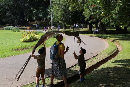 Sri Lanka young family individuell - Sri Lanka Individualreise mit Kindern - Familie im botanischen Garten Peradeniya