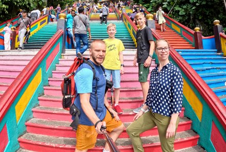 Familienreise Malaysia - Malaysia & Borneo Family & Teens - Batu Caves bei Kuala Lumpur - bunte Treppen