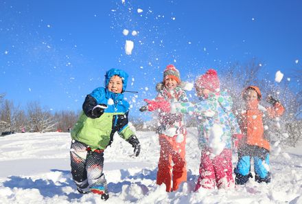 Finnland Familienurlaub - Finnland Winter for family - Kinder bei Schneeballschlacht