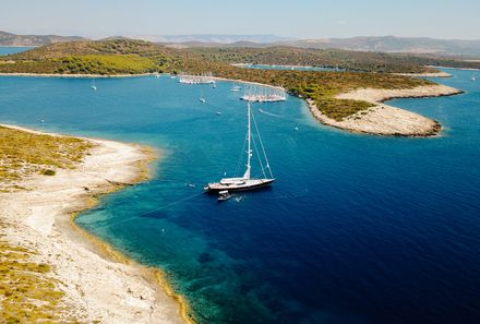 Familienreise Kroatien - Kroatien for family - Segelreise - Yacht zwischen zwei Inseln
