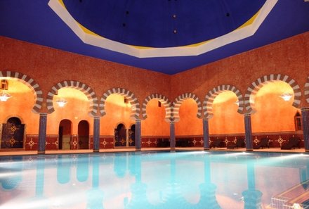 Familienreise Marokko - Marokko for family Deluxe - Hotel Kasbah Azalay - Pool im marokkanischem Stil