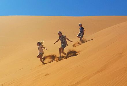 Namibia Familienreise - Kinder in Dünen der Sossusvlei Wüste