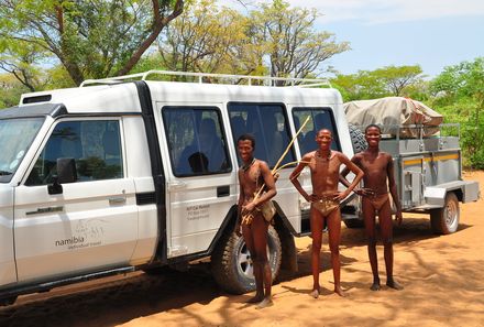 Familienurlaub Namibia - Namibia mit Teenagern - Einheimische vor Jeep