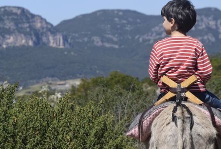 Sardinien Familienreise - Sardinien for family - Eseltrekking im Supramonte - Junge auf Esel
