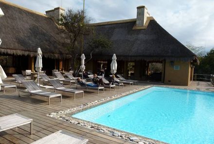 Familienreise Südafrika - Südafrika Teens on Tour - afrikanische Lodge mit Pool