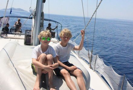 Familienreise Kroatien - Kroatien for family - Segelreise - zwei Kinder auf Yacht in Sonne