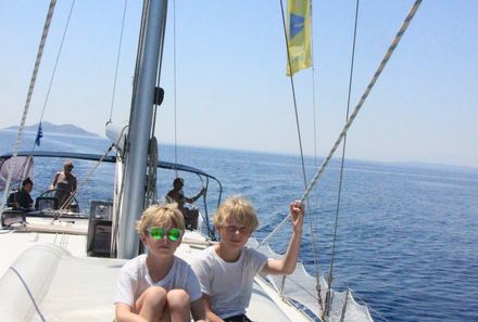 Familienreise Kroatien - Kroatien for family - Segelreise - zwei Jungs sitzen auf Yacht