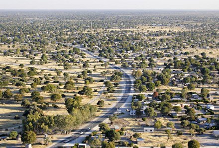 Botswana Familienreise mit Kindern - Botswana Fly-In-Safari individuell - Maun Landschaft