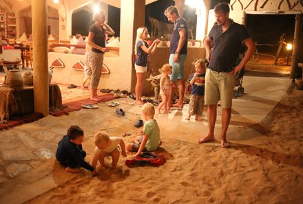 Oman mit Kindern - Oman Urlaub mit Kindern - Kinder spielen im Wüstencamp