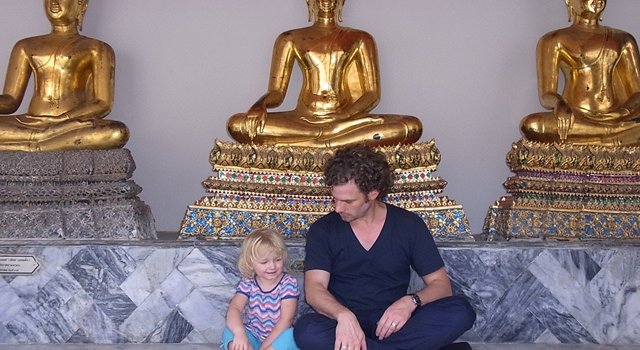 Thailand mit Kindern - Familie Schonhöft über den Wert von Familienreisen - Familie im Tempel