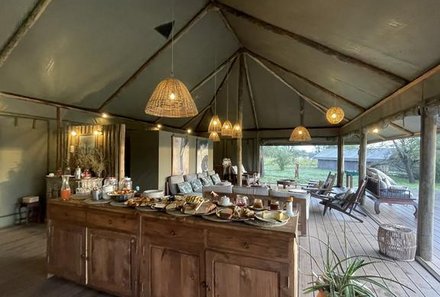 Tansania Familienreise - Tansania for family - Ronjo Camp - Buffet im Loungebereich