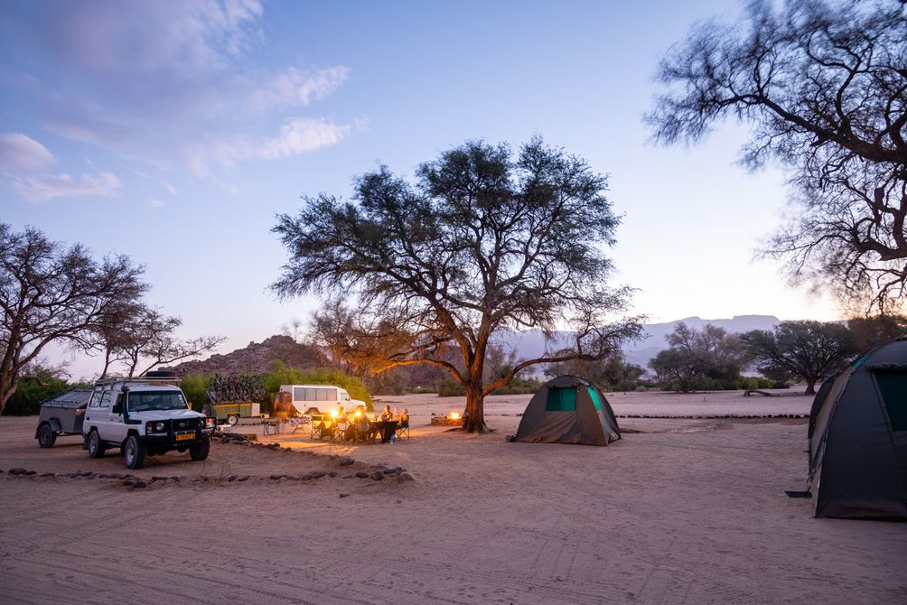 Camping in Namibia mit Kindern - Roadtrip Namibia mit Kindern - Familie auf Campingplatz