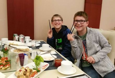 China mit Kindern - China for family - mit Stäbchen essen