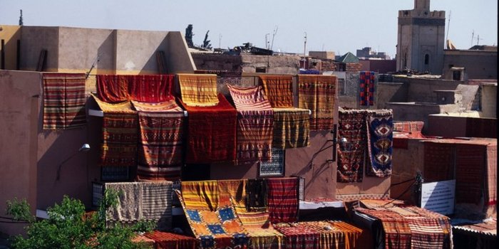 Marokko mit Kindern - Reisetipps zur Marokko Familienreise - bunte Teppiche