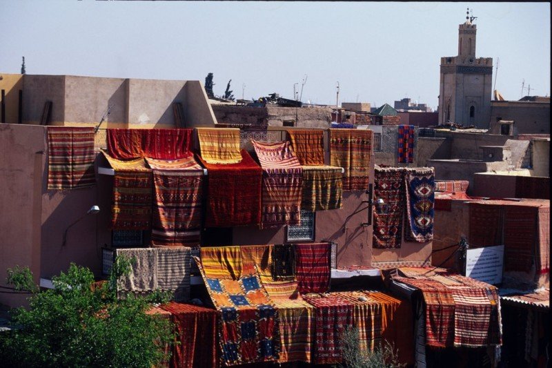 Marokko mit Kindern - Reisetipps zur Marokko Familienreise - Markt mit Teppichen