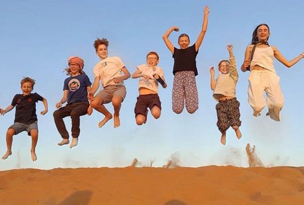 Familienreise Oman - Oman for family - Kinder am springen