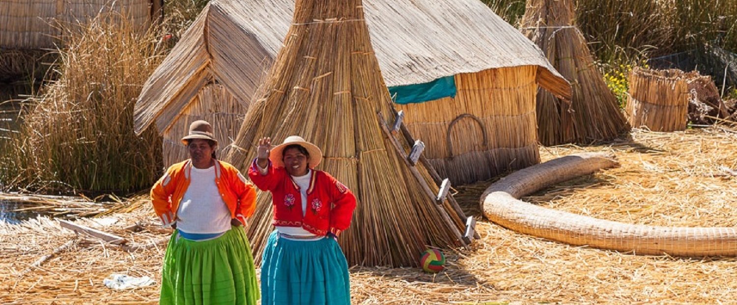 Peru mit Jugendlichen - Peru Erlebnisreise für Familien - Peru Teens on Tour - Frauen am Titicacasee vor traditionellen Hütten