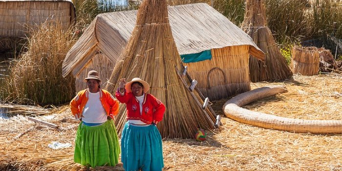 Peru mit Jugendlichen - Peru Erlebnisreise für Familien - Peru Teens on Tour - Einheimische am Titicacasee vor traditionellen Hütten