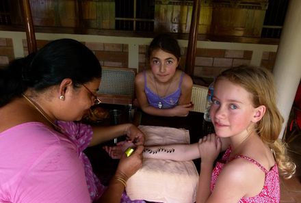 Indien mit Kindern - Kind bekommt Henna Tattoo