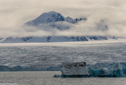 Familienreise Arktis - Arktis Reise mit Jugendlichen - Monaco Gletscher Eislandschaft