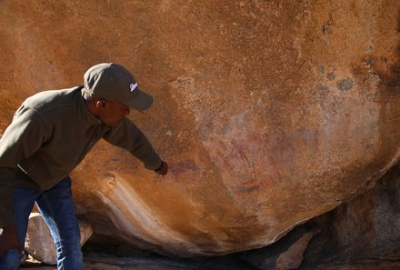 Namibia Familienreise - Guide zeigt Buschmanzeichnungen