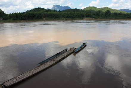 Laos und Vietnam Familienreise - Laos und Vietnam Reise mit Kindern - Pak Ou-Höhlen Steg am Wasser