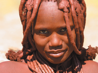 Ein Kind blickt in einer Nahaufnahme direkt in die Kamera - Namibia Familienurlaub