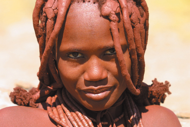 Ein Kind blickt in einer Nahaufnahme direkt in die Kamera - Namibia Familienurlaub