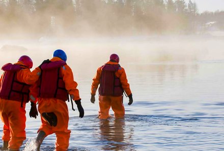 Finnland Familienurlaub - Finnland for family Winter - Menschen in Anzügen zum River Floating