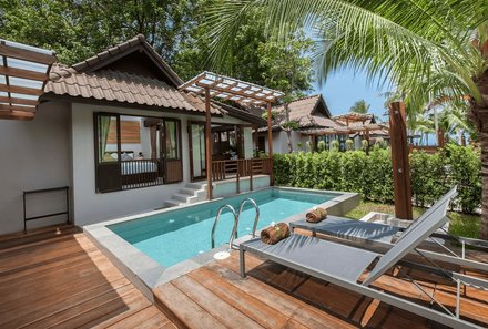 Thailand for family - Strandverlängerung Koh Samui - Peace Resort Samui - Poolbereich mit Sonnenliegen